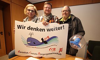 Britta Rusch (v.l.), Harald Laabs und Martin Wildemann hoffen, dass sich Bürger in der CSB einbringen wollen. Den kleinen Wal in Wildemanns Hand hat die Stadt für das Jubiläum entworfen, er passt aber auch gut zum CSB-Logo. - Sabine Kubendorff Britta Rusch (v.l.), Harald Laabs und Martin Wildemann hoffen, dass sich Bürger in der CSB einbringen wollen. Den kleinen Wal in Wildemanns Hand hat die Stadt für das Jubiläum entworfen, er passt aber auch gut zum CSB-Logo. - Sabine Kubendorff
