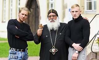 Die Jugendlichen Fabian (l.) und Ian (r.) haben einige Zeit im Kloster Brenkhausen bei Bischof Anba Damian verbracht. - Kabel 1/Julia Feldhagen Die Jugendlichen Fabian (l.) und Ian (r.) haben einige Zeit im Kloster Brenkhausen bei Bischof Anba Damian verbracht. - Kabel 1/Julia Feldhagen
