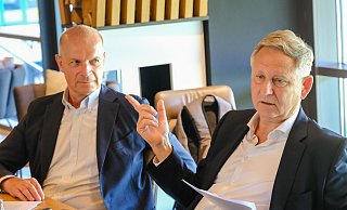 Arminia Bielefelds Aufsichtsratschef Hartmut Ostrowski (r.) äußerte sich im Beisein von Präsident Rainer Schütte zum Absturz des Vereins. - Andreas Zobe Arminia Bielefelds Aufsichtsratschef Hartmut Ostrowski (r.) äußerte sich im Beisein von Präsident Rainer Schütte zum Absturz des Vereins. - Andreas Zobe