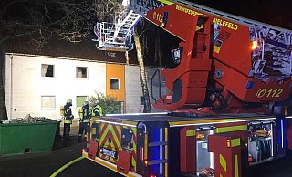 Die Feuerwehr ist mit einer Drehleiter vor Ort. - Christian Mathiesen Die Feuerwehr ist mit einer Drehleiter vor Ort. - Christian Mathiesen