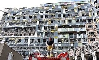 Selbst 50 Meter von der Einschlagstelle entfernt sind schwere Zerstörungen zu sehen. (Archivbild) - Ukrinform/dpa Selbst 50 Meter von der Einschlagstelle entfernt sind schwere Zerstörungen zu sehen. (Archivbild) - Ukrinform/dpa