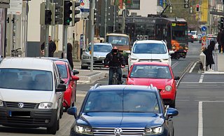 Radfahren auf der August-Bebel-Straße: Der Radler fährt zwischen Autos und von hinten kommt die Stadtbahn. Viel Platz hat er nicht. - Kurt Ehmke Radfahren auf der August-Bebel-Straße: Der Radler fährt zwischen Autos und von hinten kommt die Stadtbahn. Viel Platz hat er nicht. - Kurt Ehmke