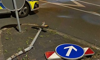 Auch ein Verkehrsschild konnte den Fahrer nicht stoppen. - Symbolfoto: Polizei Auch ein Verkehrsschild konnte den Fahrer nicht stoppen. - Symbolfoto: Polizei