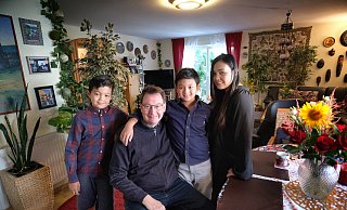 Bald haben wir an den Wänden keinen Platz mehr, sagt Marco Mantovanelli. Seine Familie und bringen gern Erinnerungen aus ihren Urlauben mit. - Andreas Frücht Bald haben wir an den Wänden keinen Platz mehr, sagt Marco Mantovanelli. Seine Familie und bringen gern Erinnerungen aus ihren Urlauben mit. - Andreas Frücht