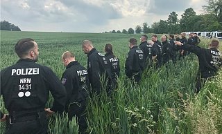Die Suchkette der Polizei startet in das Feld. - Leonhard Behmann Die Suchkette der Polizei startet in das Feld. - Leonhard Behmann
