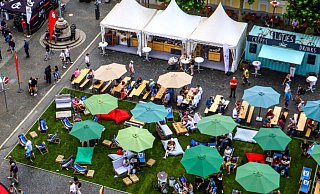 Ein Beispiel für einen Aufenthaltsbereich: Die Liegestühle auf dem Kunstrasen nutzten viele, die zur Ankunft der Radrennfahrer bei der Deutschland-Tour ans Rathaus gekommen waren. Auf einer solchen Fläche wären auch Spiele denkbar. - Daniel Salmon Ein Beispiel für einen Aufenthaltsbereich: Die Liegestühle auf dem Kunstrasen nutzten viele, die zur Ankunft der Radrennfahrer bei der Deutschland-Tour ans Rathaus gekommen waren. Auf einer solchen Fläche wären auch Spiele denkbar. - Daniel Salmon