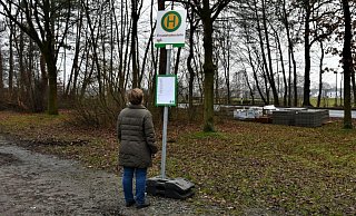 Die Ersatzhaltestelle "Wanderparkplatz" an der Sennestraße wurde angelegt, weil die Straße auf Höhe des Schulzentrums umgebaut wird. - Raphael Athens Die Ersatzhaltestelle "Wanderparkplatz" an der Sennestraße wurde angelegt, weil die Straße auf Höhe des Schulzentrums umgebaut wird. - Raphael Athens