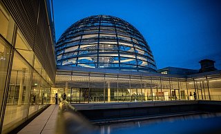 Der Deutsche Bundestag im Reichstagsgebäude mit der gläsernen Kuppel, aufgenommen während der ersten Fraktionssitzung der Unionsfraktion im neugewählten Bundestag. (Archivbild). - Foto: Michael Kappeler/dpa Der Deutsche Bundestag im Reichstagsgebäude mit der gläsernen Kuppel, aufgenommen während der ersten Fraktionssitzung der Unionsfraktion im neugewählten Bundestag. (Archivbild). - Foto: Michael Kappeler/dpa