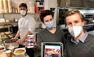 Mit der Lieferdienst-Plattform „Spot“ möchten die Entwickler - hier Gründer Benedikt Grewe (v. r.) und Christoph Liu - die lokalen Restaurantbesitzer unterstützen. El-Chingon-Betreiber Benedikt Paus ist begeistert. - Carmen Behrens Mit der Lieferdienst-Plattform „Spot“ möchten die Entwickler - hier Gründer Benedikt Grewe (v. r.) und Christoph Liu - die lokalen Restaurantbesitzer unterstützen. El-Chingon-Betreiber Benedikt Paus ist begeistert. - Carmen Behrens