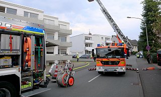 Bei einem Zimmerbrand in einer Erdgeschosswohnung dieses Mehrfamilienhauses am Pohlweg wurden am Mittwochabend zwei Bewohner verletzt. - Ralph Meyer Bei einem Zimmerbrand in einer Erdgeschosswohnung dieses Mehrfamilienhauses am Pohlweg wurden am Mittwochabend zwei Bewohner verletzt. - Ralph Meyer