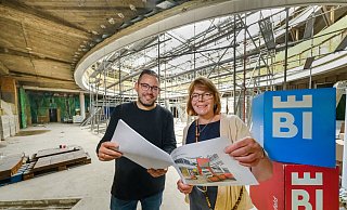Patrick Piecha und Gabriela Lamm von Bielefeld Marketing freuen sich auf ihre zukünftige Heimat in der Wissenswerkstatt an der Wilhelmstraße. - Andreas Zobe Patrick Piecha und Gabriela Lamm von Bielefeld Marketing freuen sich auf ihre zukünftige Heimat in der Wissenswerkstatt an der Wilhelmstraße. - Andreas Zobe