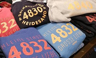 Hoodies mit drei verschiedenen Postleitzahlen, die heute zwar nicht mehr aktuell sind, aber dennoch gut in die Zeit passen, gibt es jetzt zu kaufen. - Marion Pokorra-Brockschmidt Hoodies mit drei verschiedenen Postleitzahlen, die heute zwar nicht mehr aktuell sind, aber dennoch gut in die Zeit passen, gibt es jetzt zu kaufen. - Marion Pokorra-Brockschmidt