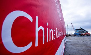 Ein Transparent mit der Aufschrift „China Railway Express“ hängt an einer Lokomotive, die Waggons mit den ersten Containern einer neuen „Seidenstraßen“-Verbindung zwischen China und Deutschland durch den Seehafen von Mukran zieht. - Jens Büttner/dpa-Zentralbild/dpa Ein Transparent mit der Aufschrift „China Railway Express“ hängt an einer Lokomotive, die Waggons mit den ersten Containern einer neuen „Seidenstraßen“-Verbindung zwischen China und Deutschland durch den Seehafen von Mukran zieht. - Jens Büttner/dpa-Zentralbild/dpa