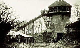 Diese Aufnahme zeigt den Kalkofen der Familie Jürgens in Bosenholz. Schienen dienten für den Transport des Materials. - Repro: Schulte Diese Aufnahme zeigt den Kalkofen der Familie Jürgens in Bosenholz. Schienen dienten für den Transport des Materials. - Repro: Schulte