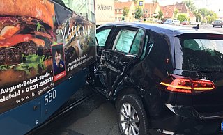 Die Stadtbahn rammte die Fahrerseite des VW Golf. - Christian Mathiesen Die Stadtbahn rammte die Fahrerseite des VW Golf. - Christian Mathiesen