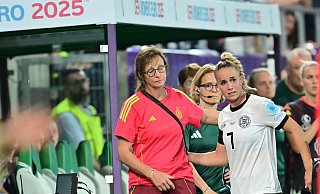 Musste noch vor der Pause raus: Kapitänin Giulia Gwinn. - Sebastian Gollnow/dpa Musste noch vor der Pause raus: Kapitänin Giulia Gwinn. - Sebastian Gollnow/dpa