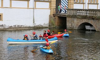Im Neuhäuser Schlossgraben herrschte am Sonntagnachmittag Hochbetrieb. Die Kanus und Canadier des Kanuclubs Paderborn 1927 standen hoch im Kurs. - Jochem Schulze Im Neuhäuser Schlossgraben herrschte am Sonntagnachmittag Hochbetrieb. Die Kanus und Canadier des Kanuclubs Paderborn 1927 standen hoch im Kurs. - Jochem Schulze