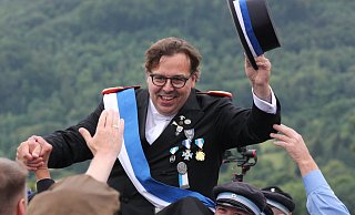 Neuer Regent: Ralf Göllner ist neuer Schützenkönig in Beverungen und lässt sich von seinen Vereinskollegenauf den Schultern tragen. - Torsten Wegener Neuer Regent: Ralf Göllner ist neuer Schützenkönig in Beverungen und lässt sich von seinen Vereinskollegenauf den Schultern tragen. - Torsten Wegener