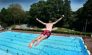 Schicken Sie uns Ihre schönsten Bünder Freibad-Anekdoten! FOTO: MENZEL - Neue Westfaelische Zeitung Schicken Sie uns Ihre schönsten Bünder Freibad-Anekdoten! FOTO: MENZEL - Neue Westfaelische Zeitung