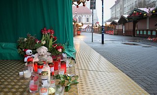 Menschen haben Blumen, Kerzen und Plüschtiere niedergelegt. - Heiko Rebsch/dpa Menschen haben Blumen, Kerzen und Plüschtiere niedergelegt. - Heiko Rebsch/dpa