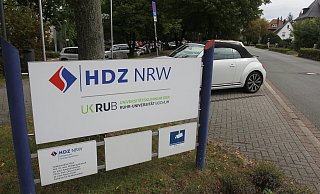 In der Nacht zu Samstag hat auf dem Seitenstreifen der Georgstraße ein Auto gebrannt. Auf dem Rücksitz schlief eine Frau. - Ulf Hanke In der Nacht zu Samstag hat auf dem Seitenstreifen der Georgstraße ein Auto gebrannt. Auf dem Rücksitz schlief eine Frau. - Ulf Hanke