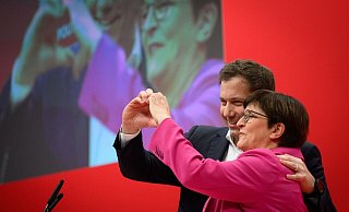 Bleiben an der Spitze der Partei: Lars Klingbeil und Saskia Esken nach ihrer Wiederwahl. - Bernd von Jutrczenka/dpa Bleiben an der Spitze der Partei: Lars Klingbeil und Saskia Esken nach ihrer Wiederwahl. - Bernd von Jutrczenka/dpa