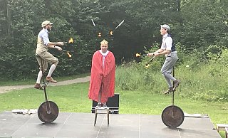 Die brennenden Fackeln fliegen der Prinzessin um die Ohren. - Dirk Windmöller Die brennenden Fackeln fliegen der Prinzessin um die Ohren. - Dirk Windmöller