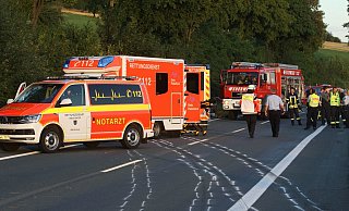 Einsatzkräfte sichern die Unfallstelle, für den verunglückten Fahrer kam aber jede Hilfe zu spät. - Hermann Ludwig Einsatzkräfte sichern die Unfallstelle, für den verunglückten Fahrer kam aber jede Hilfe zu spät. - Hermann Ludwig