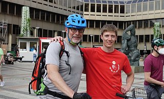 Fritz und sein Sohn Frederic radelten aus Bad Rothenfelde zur Kundgebung am Rathaus - Peter Unger Fritz und sein Sohn Frederic radelten aus Bad Rothenfelde zur Kundgebung am Rathaus - Peter Unger