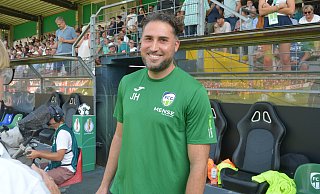 FC Güterslohs Trainer Julian Hesse lieferte sich zwischendurch ein hitziges Wortgefecht mit der Rödinghausener Bank. - sport/presse/foto Dünhölter FC Güterslohs Trainer Julian Hesse lieferte sich zwischendurch ein hitziges Wortgefecht mit der Rödinghausener Bank. - sport/presse/foto Dünhölter