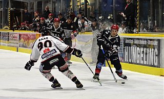 Matyas Kovács (rechts) traf für die Herforder Ice Dragons zum 1:2 und ließ die Gastgeber im umkämpften Westfalenderby wieder hoffen. - Yvonne Gottschlich Matyas Kovács (rechts) traf für die Herforder Ice Dragons zum 1:2 und ließ die Gastgeber im umkämpften Westfalenderby wieder hoffen. - Yvonne Gottschlich