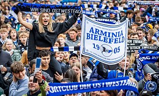 Am Samstag war die Stimmung auf dem Jahnplatz sehr gut, am Sonntag soll nun die Meisterschaft von Arminia Bielefeld gefeiert werden. - Sarah Jonek Am Samstag war die Stimmung auf dem Jahnplatz sehr gut, am Sonntag soll nun die Meisterschaft von Arminia Bielefeld gefeiert werden. - Sarah Jonek