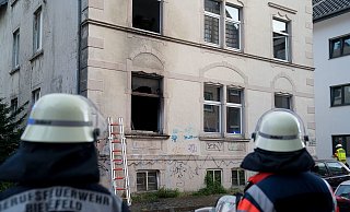 Hinter dem Erdgeschossfenster links hatte ein Wäscheständer in Flammen gestanden. Die Kripo konnte einen technischen Defekt als Ursache ausschließen. - Christian Mathiesen Hinter dem Erdgeschossfenster links hatte ein Wäscheständer in Flammen gestanden. Die Kripo konnte einen technischen Defekt als Ursache ausschließen. - Christian Mathiesen