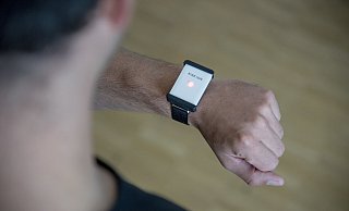 So sehen die Armbänder von Kinexon aus, deren Technik vor zu geringen Abständen warnen soll. - Kinexon So sehen die Armbänder von Kinexon aus, deren Technik vor zu geringen Abständen warnen soll. - Kinexon