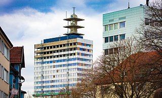 Deutlich erkennbar: Die Firma Goldbeck lässt das frühere Telekom-Hochhaus am Kesselbrink entkernen. Fassade und Fenster werden derzeit abgebaut. - Mike-Dennis Müller / www.mdm.photo Deutlich erkennbar: Die Firma Goldbeck lässt das frühere Telekom-Hochhaus am Kesselbrink entkernen. Fassade und Fenster werden derzeit abgebaut. - Mike-Dennis Müller / www.mdm.photo