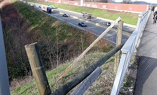 Holzgeländer an der Senner Autobahnbrücke mutwillig zerstört - Wolfgang Rudolf Holzgeländer an der Senner Autobahnbrücke mutwillig zerstört - Wolfgang Rudolf