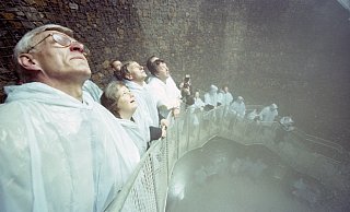 Erlebnis Wasserkrater: Der damalige Bad Oeynhausener Bürgermeister Gerhard Paul (v. l.), NRW-Umweltministerin Bärbel Höhn, NRW-Ministerpräsident Wolfgang Clement und der damalige technische Beigeordnete Hartmut Scharbius schauen begeistert auf die Fontäne des Wasserkraters. - Peter Steinert/NW Erlebnis Wasserkrater: Der damalige Bad Oeynhausener Bürgermeister Gerhard Paul (v. l.), NRW-Umweltministerin Bärbel Höhn, NRW-Ministerpräsident Wolfgang Clement und der damalige technische Beigeordnete Hartmut Scharbius schauen begeistert auf die Fontäne des Wasserkraters. - Peter Steinert/NW