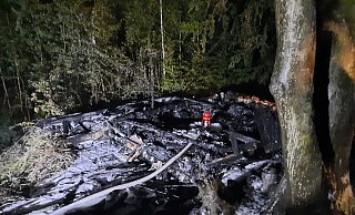 Nachdem die sichtbaren Flammen gelöscht waren, setzten die Feuerwehrleute einen Beregner ein. Das Löschmodul spritzt wie ein 360-Grad-Rasensprenger Wasser in alle Richtungen und bekämpft damit versteckte Glutnester. - Feuerwehr Bad Oeynhausen Nachdem die sichtbaren Flammen gelöscht waren, setzten die Feuerwehrleute einen Beregner ein. Das Löschmodul spritzt wie ein 360-Grad-Rasensprenger Wasser in alle Richtungen und bekämpft damit versteckte Glutnester. - Feuerwehr Bad Oeynhausen