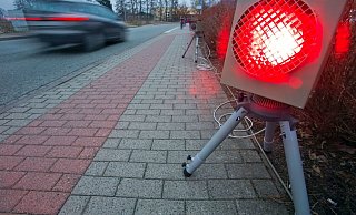 Ein roter Blitz leuchtet auf, wenn die mobilen Blitzgeräte der Polizei auslösen. Der Bullifahrer hat dieses untrügliche Zeichen für zu schnelles Fahren viermal nicht bemerkt. - Symbolfoto: picture alliance / dpa Ein roter Blitz leuchtet auf, wenn die mobilen Blitzgeräte der Polizei auslösen. Der Bullifahrer hat dieses untrügliche Zeichen für zu schnelles Fahren viermal nicht bemerkt. - Symbolfoto: picture alliance / dpa