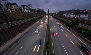 Ein Falschfahrer überraschte einen Streifenwagen der Polizei Bielefeld auf dem Ostwestfalendamm - im Rückwärtsgang. - Andreas Zobe Ein Falschfahrer überraschte einen Streifenwagen der Polizei Bielefeld auf dem Ostwestfalendamm - im Rückwärtsgang. - Andreas Zobe