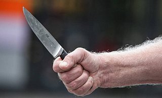 Ein bislang unbekannter Mann hat am Sonntagabend eine Tankstelle in Hövelhof mit einem Küchenmesser überfallen. (Symbolbild) - (Symbolbild): Dpa Ein bislang unbekannter Mann hat am Sonntagabend eine Tankstelle in Hövelhof mit einem Küchenmesser überfallen. (Symbolbild) - (Symbolbild): Dpa