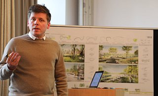 Landschaftsarchitekt Franz Reschke erläutert den Siegerentwurf für das Areal der LGS 2023 in Höxter. - Simone Flörke Landschaftsarchitekt Franz Reschke erläutert den Siegerentwurf für das Areal der LGS 2023 in Höxter. - Simone Flörke