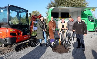 Mit einem symbolischen Spatenstich begannen den Glasfaserausbau in unterversorgten Gewerbegebieten der Stadt (v .l): Wirtschaftsförderin Lisa Kuhnert, Unternehmerin Kathleen Wemhöner, Bürgermeister Tim Kähler, Sebastian Engbrocks von der Wirtschaftsförderung und Greenfiber-Chef Uwe Krabbe. - Frank-Michael Kiel-Steinkamp Mit einem symbolischen Spatenstich begannen den Glasfaserausbau in unterversorgten Gewerbegebieten der Stadt (v .l): Wirtschaftsförderin Lisa Kuhnert, Unternehmerin Kathleen Wemhöner, Bürgermeister Tim Kähler, Sebastian Engbrocks von der Wirtschaftsförderung und Greenfiber-Chef Uwe Krabbe. - Frank-Michael Kiel-Steinkamp