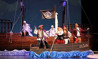 Die Piraten sind auf der Suche nach einem neuen Opfer. - Julia Stratmann Die Piraten sind auf der Suche nach einem neuen Opfer. - Julia Stratmann