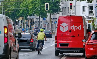 Der Klassiker: Am Niederwall hält ein Paketdienst quer auf dem Radweg, Warnblinker an, und tschüss. Der Radfahrer muss gefährlich ausweichen und in den Autoverkehr. - Foto: Andreas Zobe/NW Der Klassiker: Am Niederwall hält ein Paketdienst quer auf dem Radweg, Warnblinker an, und tschüss. Der Radfahrer muss gefährlich ausweichen und in den Autoverkehr. - Foto: Andreas Zobe/NW