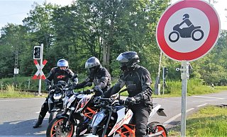 Motorradfahrer dürfen ab dem 1. April von 12 bis 22 Uhr nicht mehr über den Rehberg von Langeland nach Altenbeken fahren. - Burkhard Battran Motorradfahrer dürfen ab dem 1. April von 12 bis 22 Uhr nicht mehr über den Rehberg von Langeland nach Altenbeken fahren. - Burkhard Battran