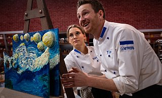 Eine bekanntes Kunstwerk als Schaustück mit Torte: Tim Schwengel und Santa Thiel haben Vincent van Goghs Sternennacht aus Schokolade modelliert. - Claudius Pflug Eine bekanntes Kunstwerk als Schaustück mit Torte: Tim Schwengel und Santa Thiel haben Vincent van Goghs Sternennacht aus Schokolade modelliert. - Claudius Pflug