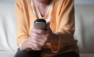 Besonders alte Menschen werden zum Ziel von Trickbetrügern am Telefon. - picture alliance / Eibner-Pressefoto Besonders alte Menschen werden zum Ziel von Trickbetrügern am Telefon. - picture alliance / Eibner-Pressefoto