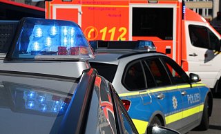 Einsatz für Polizei und Rettungsdienst. - Symbolfoto: Jens Reichenbach Einsatz für Polizei und Rettungsdienst. - Symbolfoto: Jens Reichenbach