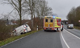 Der Transporter liegt im Straßengraben. - Stefan Boscher Der Transporter liegt im Straßengraben. - Stefan Boscher